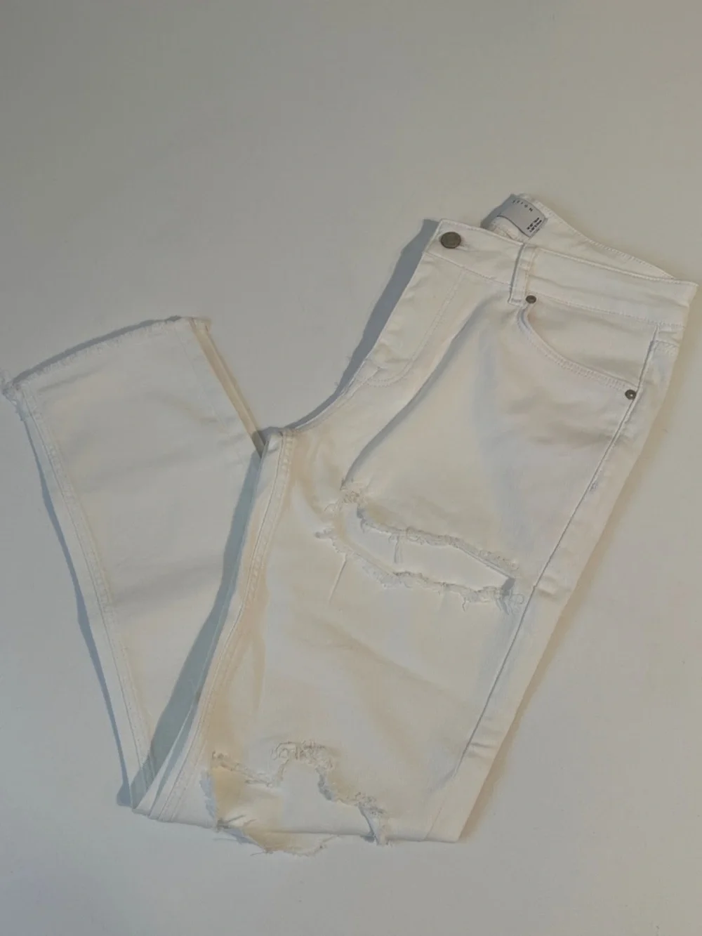 NEW - ASOS - WHITE SKINNY JEANS - RIPS / RAW HEM